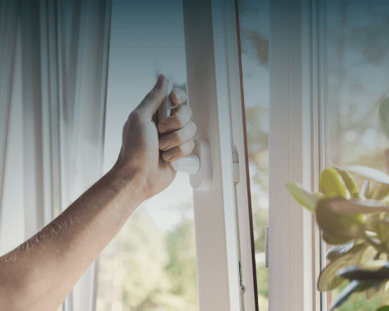 Une fenêtre PVC blanche Nawafid ouverte sur un extérieur lumineux